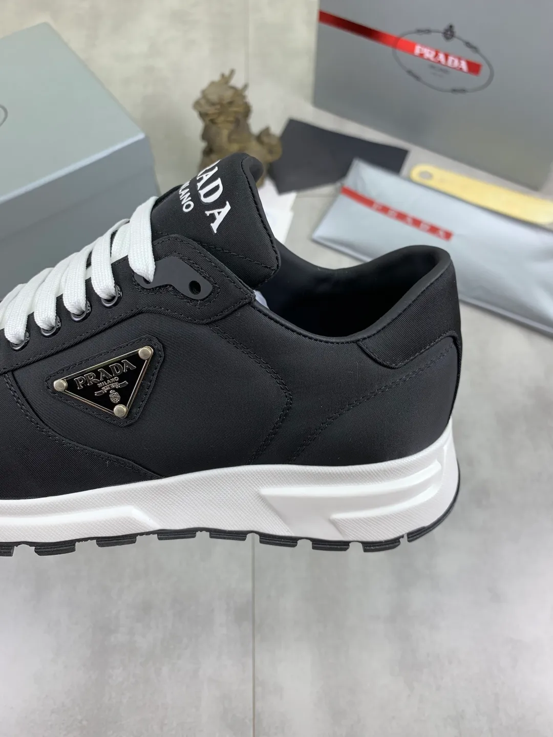 Men's shoes 💰P540 new (higher version) new PRADA (Prada) classic models are on the market at the same time, new men's shoes, 😘fabrics are selected from original imported calfskin. First layer of imported cowhide lining. The original version is awesome! 👍🏿Original open-molded non-slip PU outsole, with exquisite lines, simple and elegant, super comfortable and classy on foot, suitable for leisure travel. Code number: 38-45 (46 customized) 3️⃣ colors available